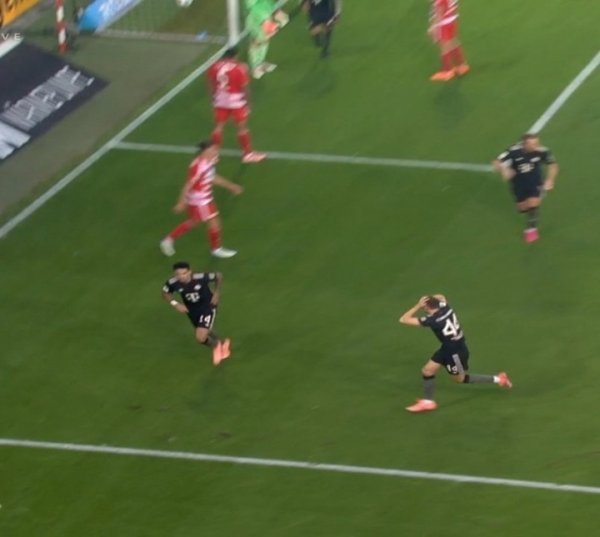 队友皆惊呆了！迪亚斯超等寰宇波破门，斯坦尼西奇抱头不敢信服